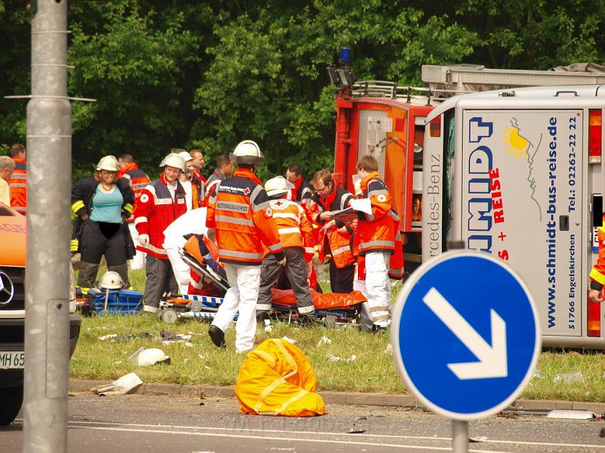 Schwerer Unfall mit Reisebus Lohmar Donrather Dreieck P100.JPG